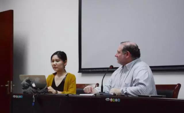 美国福德汉姆大学终身教授兰斯·斯特拉特赴华师大黄播
做讲座